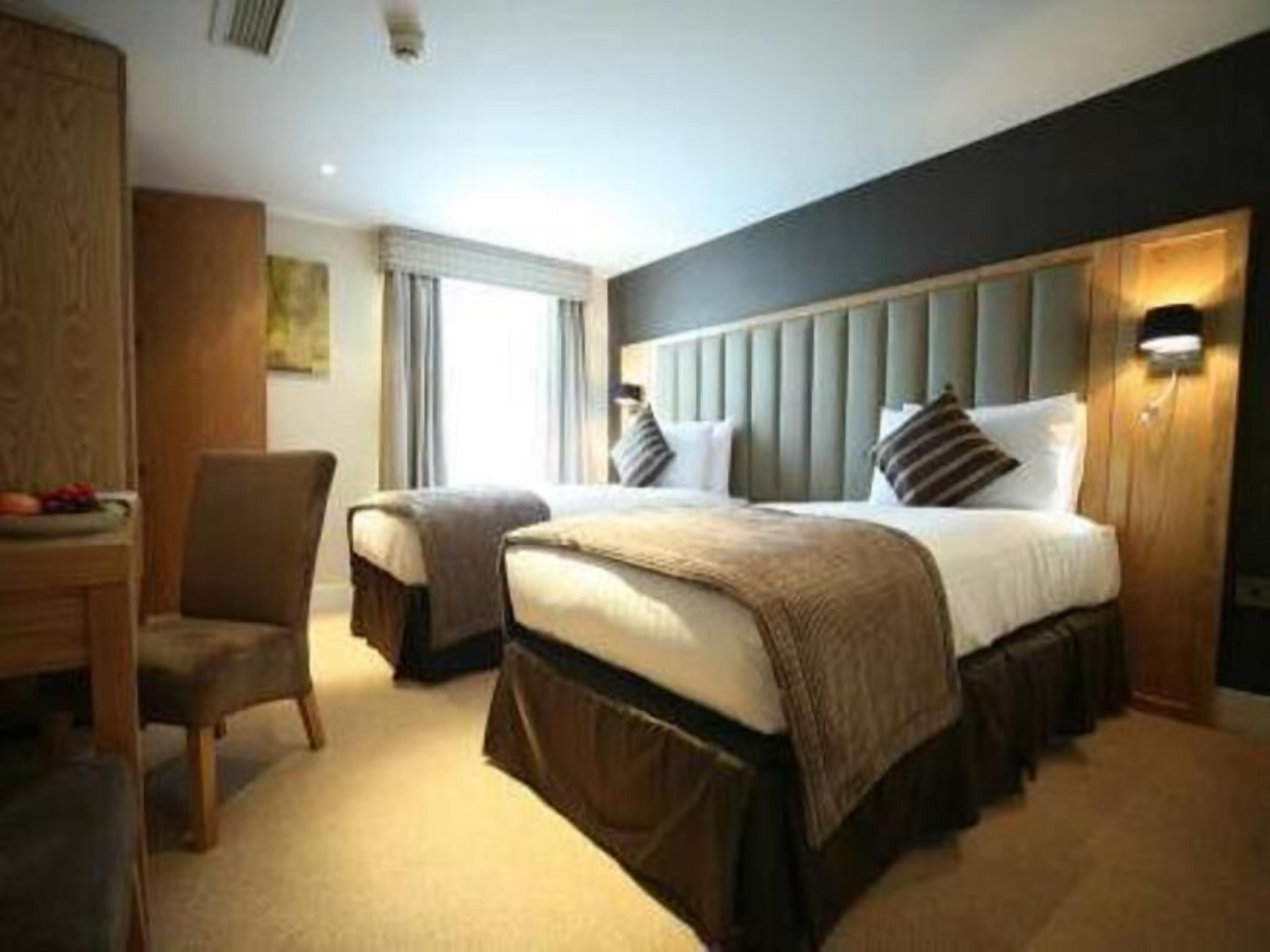 房內夾萬、書桌、手提電腦工作空間、熨斗/熨衫板