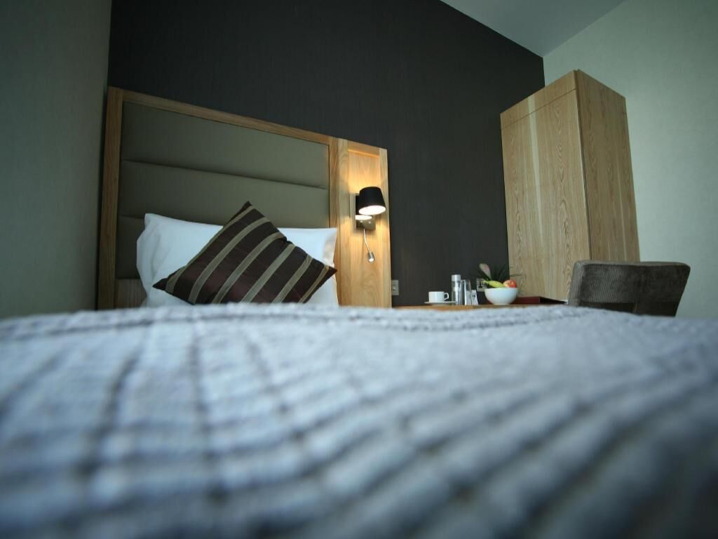 房內夾萬、書桌、手提電腦工作空間、熨斗/熨衫板