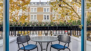 Executive Suite, 1 Queen Bed, Non Smoking (Larger Room) | Terrace/patio