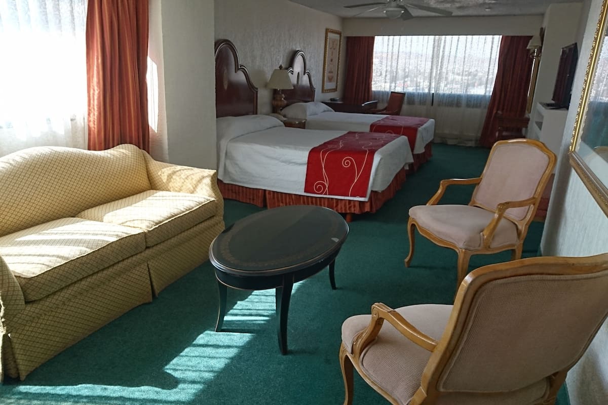 Suite Junior, Dua Tempat Tidur Queen | Setrika/meja setrika dan Wi-Fi gratis