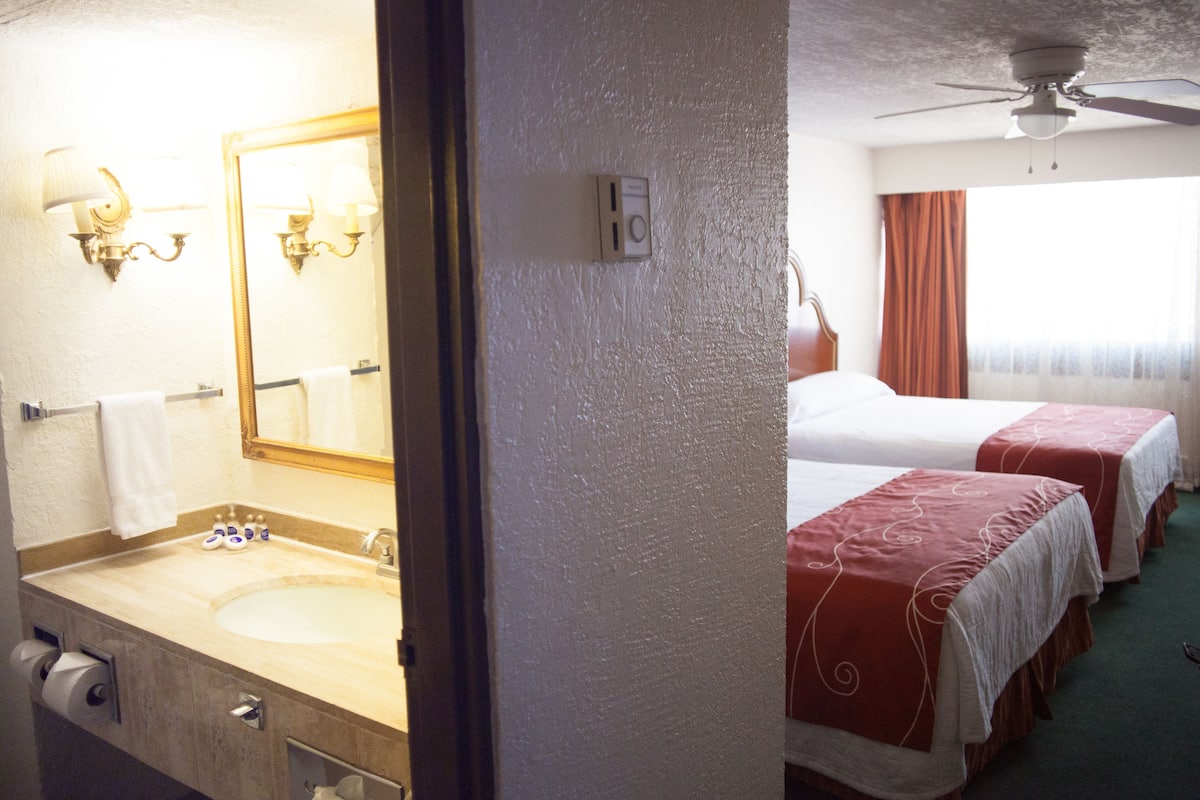 Kamar Standar, 2 Tempat Tidur Queen | Setrika/meja setrika dan Wi-Fi gratis