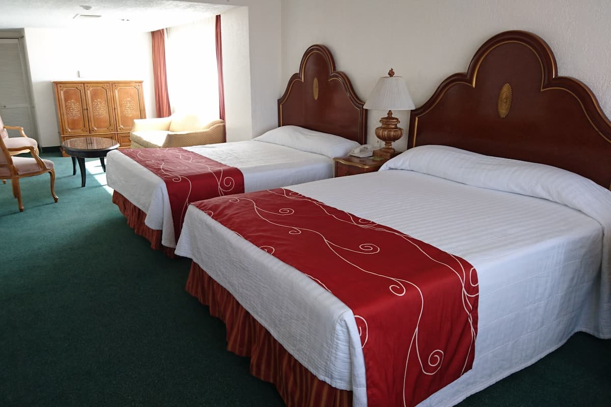 Junior-Suite, 2 Queen-Betten | Bügeleisen/Bügelbrett, kostenloses WLAN