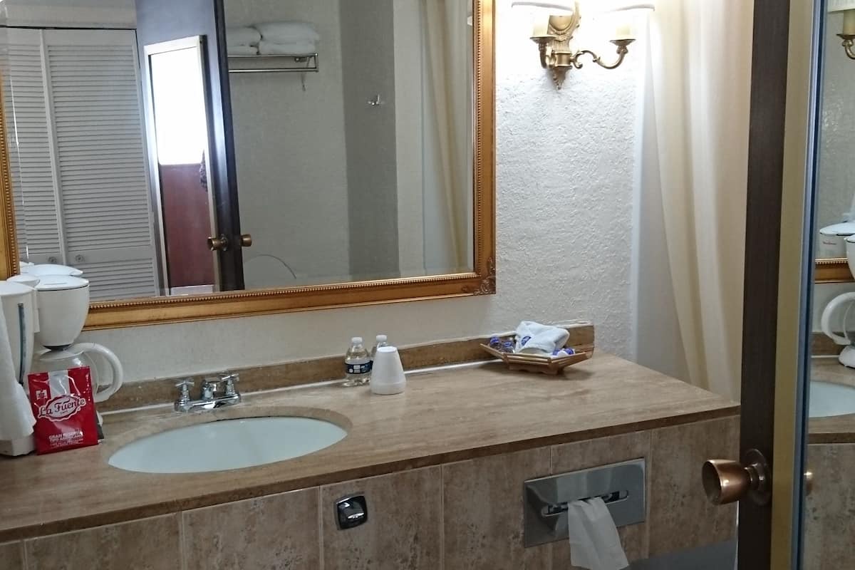 Kombinasi shower/bathtub, perlengkapan mandi gratis, dan handuk