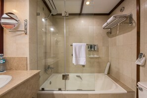 Combined shower/bathtub, free toiletries, hair dryer, bathrobes - Barceló San José (San José)