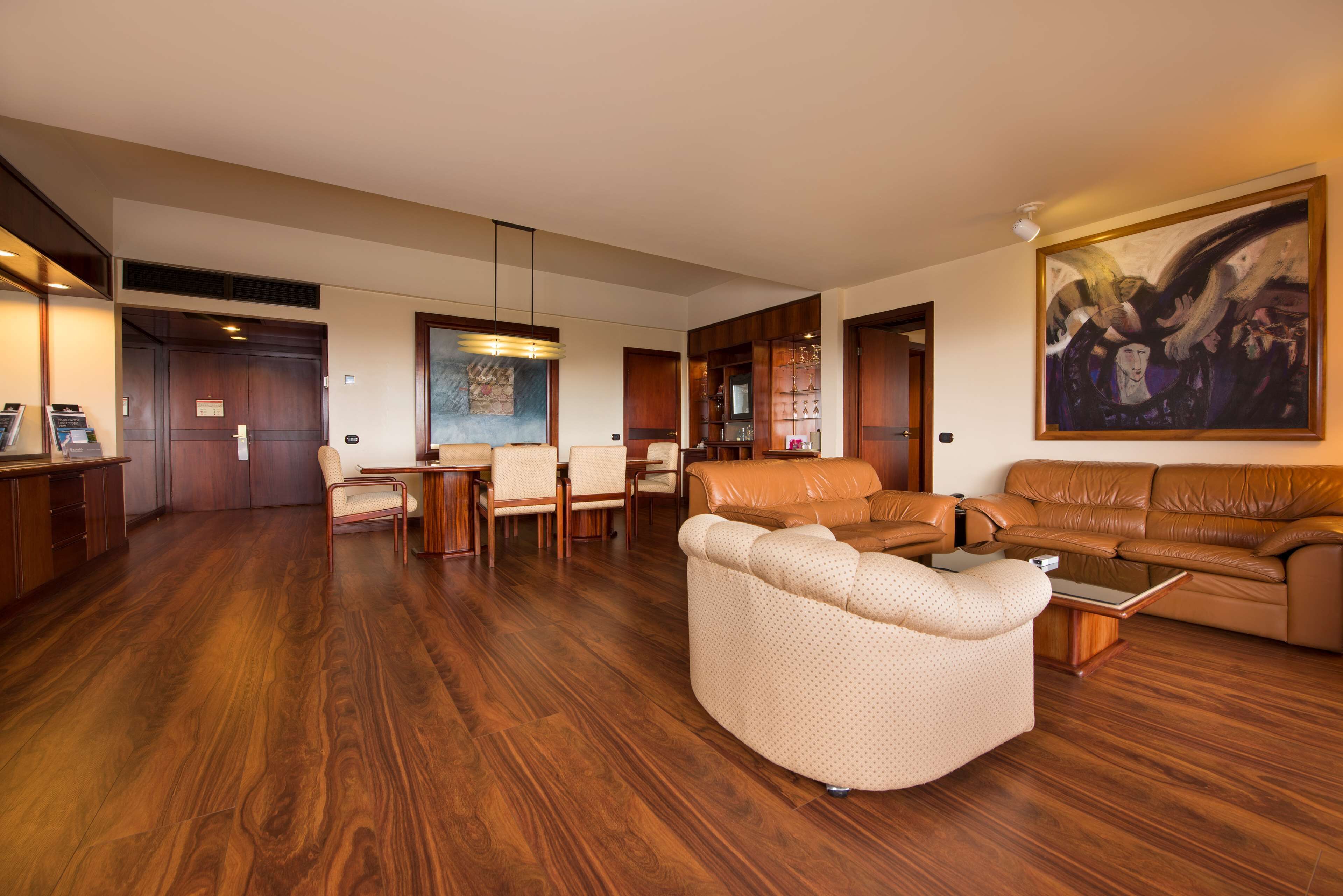 Suite (Master) | Peralatan tempat tidur premium, bar mini, peti besi dalam bilik, meja 