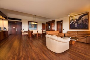 Premium bedding, minibar, in-room safe, desk