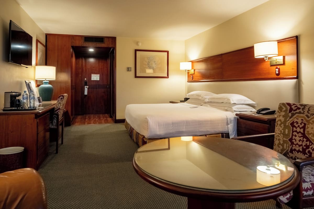 特級客房 (Superior Level) | 高級寢具、迷你吧、房內夾萬、書桌