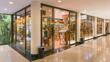 Een moderne winkel met glazen deuren en diverse producten in etalage.