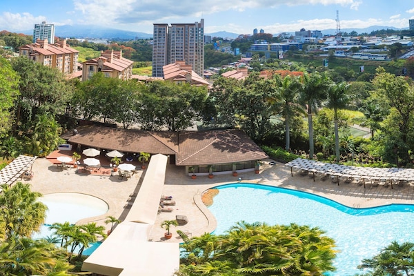 Una piscina al aire libre