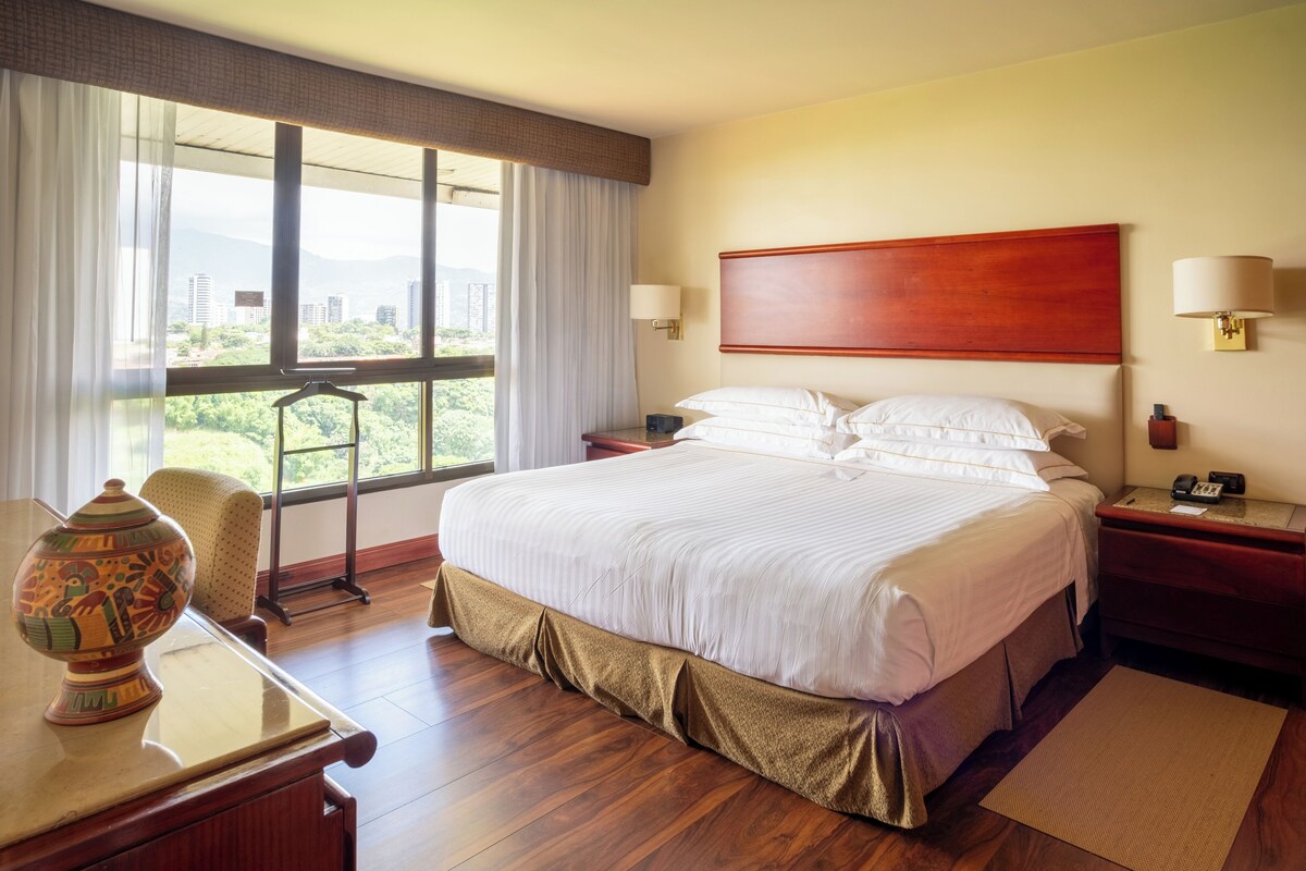 Presidential Suite (Premium Level) | Premium bedding, minibar, in-room safe, desk