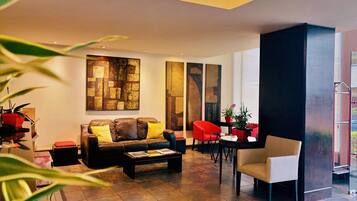 Coin salon dans le hall