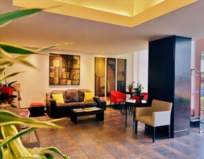 Coin salon dans le hall