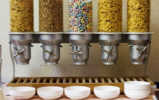 Un dispensador de cereales con cinco tipos diferentes.