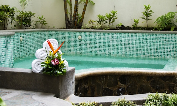 Bañera de hidromasaje al aire libre