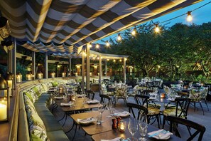 2 restaurantes, se sirven desayunos, comidas, cenas y cocina francesa