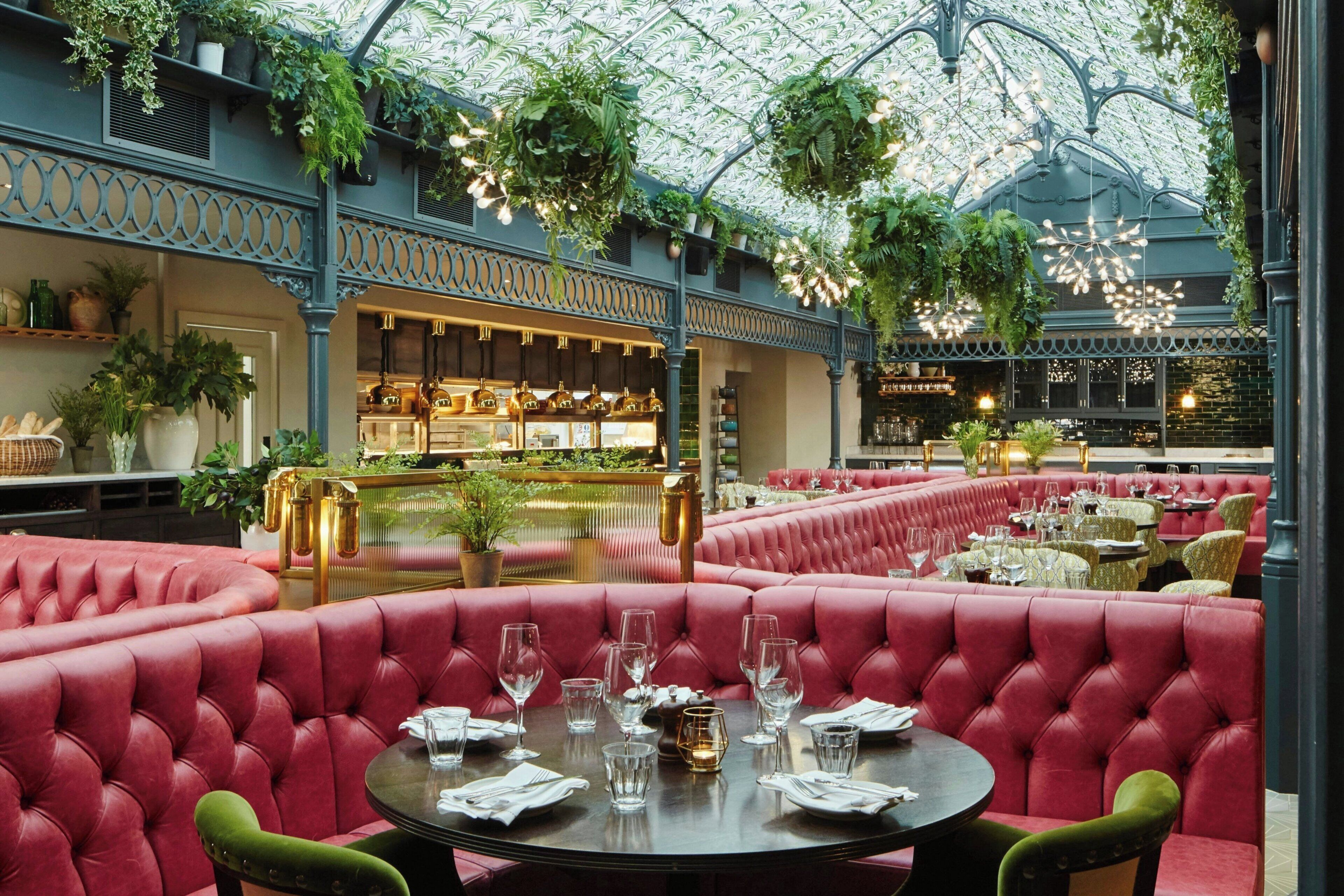 2 nhà hàng, phục vụ bữa sáng, bữa trưa, bữa tối, món Pháp 