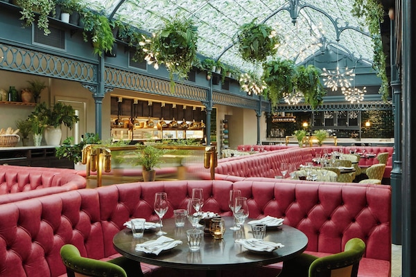 2 restaurants, breakfast, lunch, dinner served; French cuisine