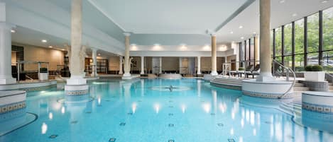 Kolam renang indoor, dengan kursi berjemur