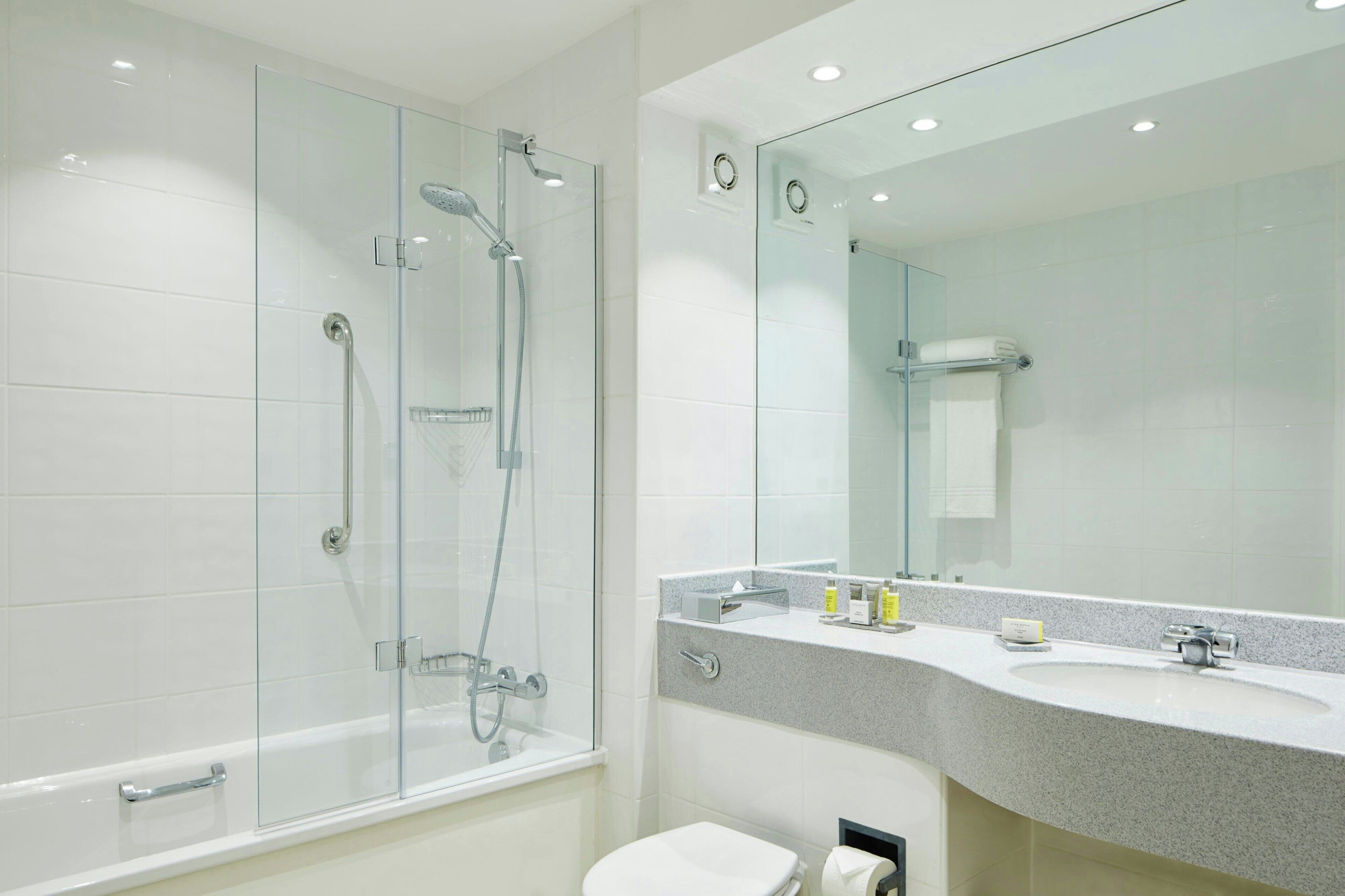 combined shower/bathtub, eco-friendly toiletries, hair dryer, towels