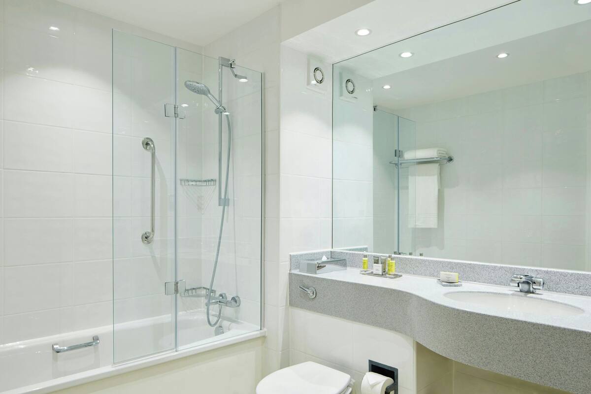 combined shower/bathtub, eco-friendly toiletries, hair dryer, towels