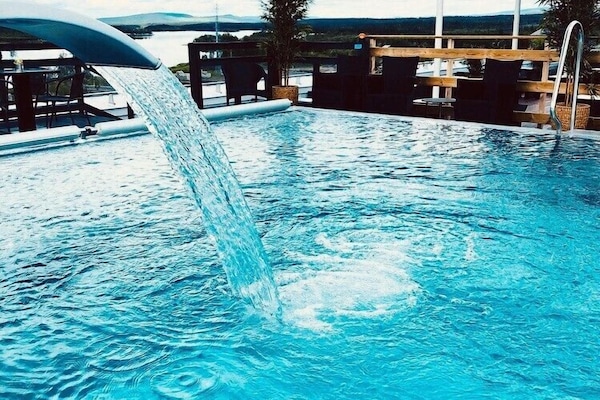 Piscina a l'aire lliure de temporada i gandules
