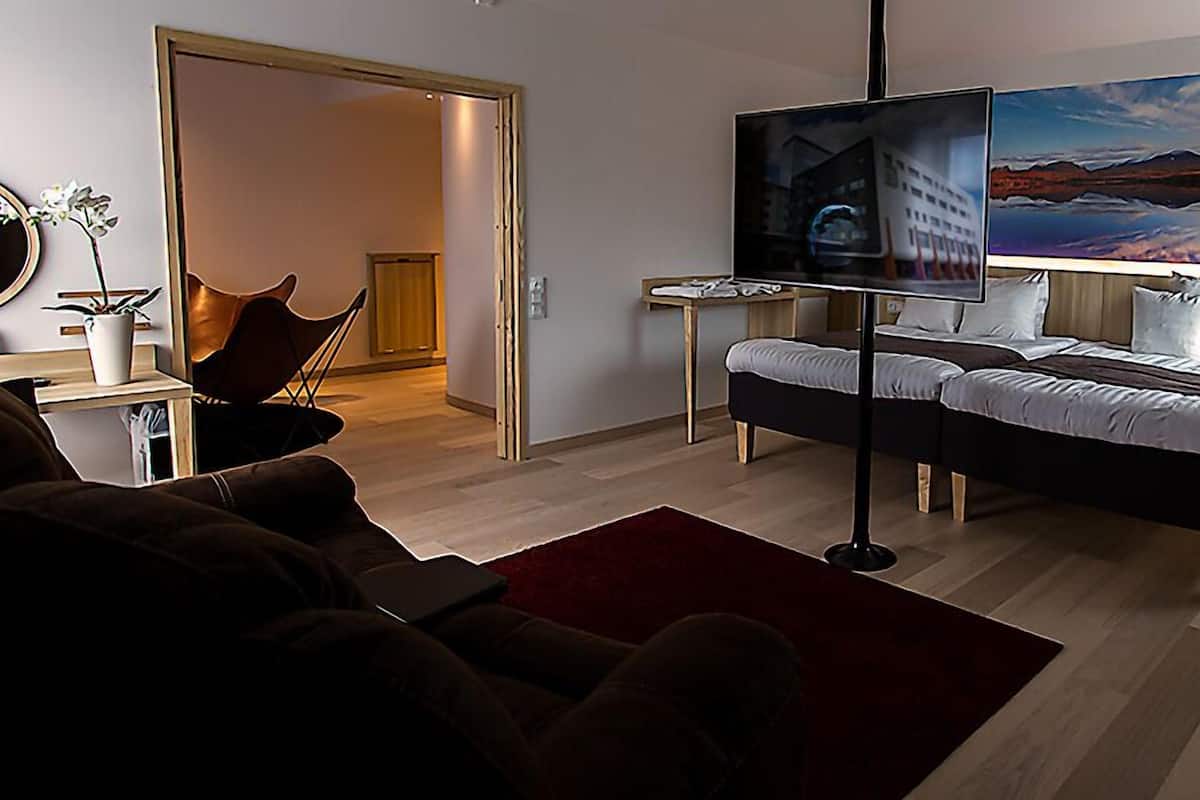 Studiosuite – superior | Skrivebord, skrivebord for bærbar PC, wi-fi (inkludert) og sengetøy