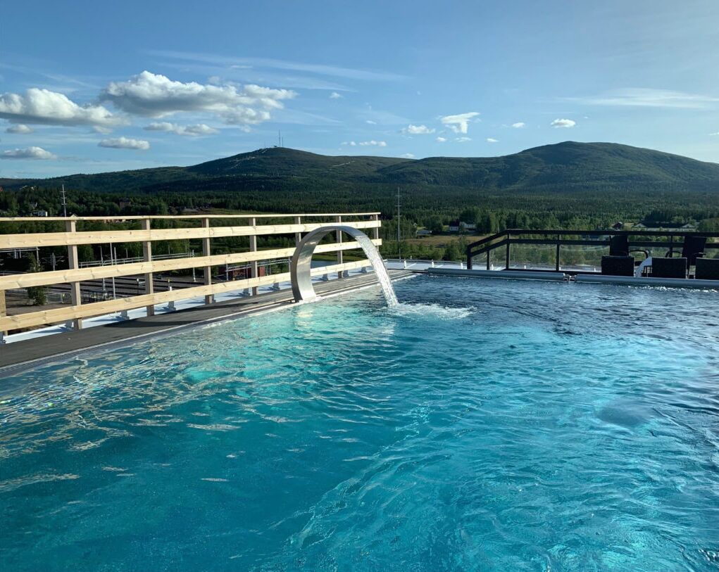 seasonal outdoor pool, pool loungers