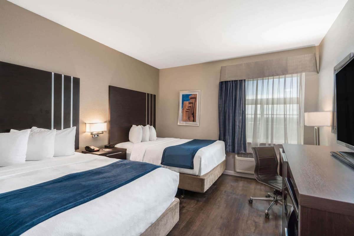 Camas com colchões pillow-top, escrivaninha, cortinas blackout