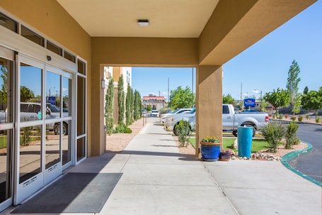 Property entrance. Baymont by Wyndham Albuquerque Airport