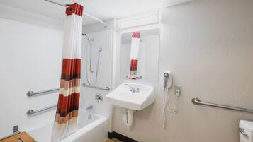 Ein Badezimmer mit Badewanne, Waschbecken, Spiegel und Dusche.