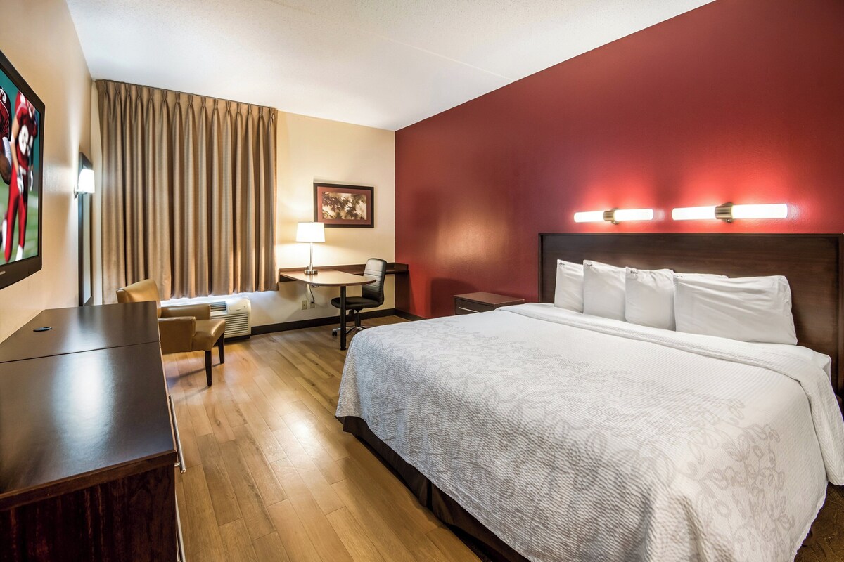 Habitación superior, 1 cama de matrimonio grande (Smoke Free) | Escritorio, espacio para trabajar con un portátil, cortinas opacas