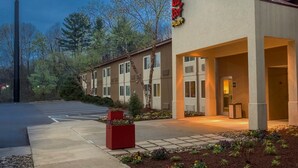 A Red Roof Plus hotel with a modern facade, a covered entrance, and a parking lot. - Red Roof Inn PLUS+ South Deerfield – Amherst (South Deerfield)
