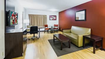 Suite, 1 cama de matrimonio grande (Smoke Free) | Escritorio, espacio para trabajar con un portátil, cortinas opacas