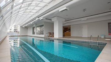 Indoor pool, sun loungers
