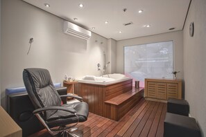 Bastu, bubbelpool, hydroterapi och kroppsinpackningar