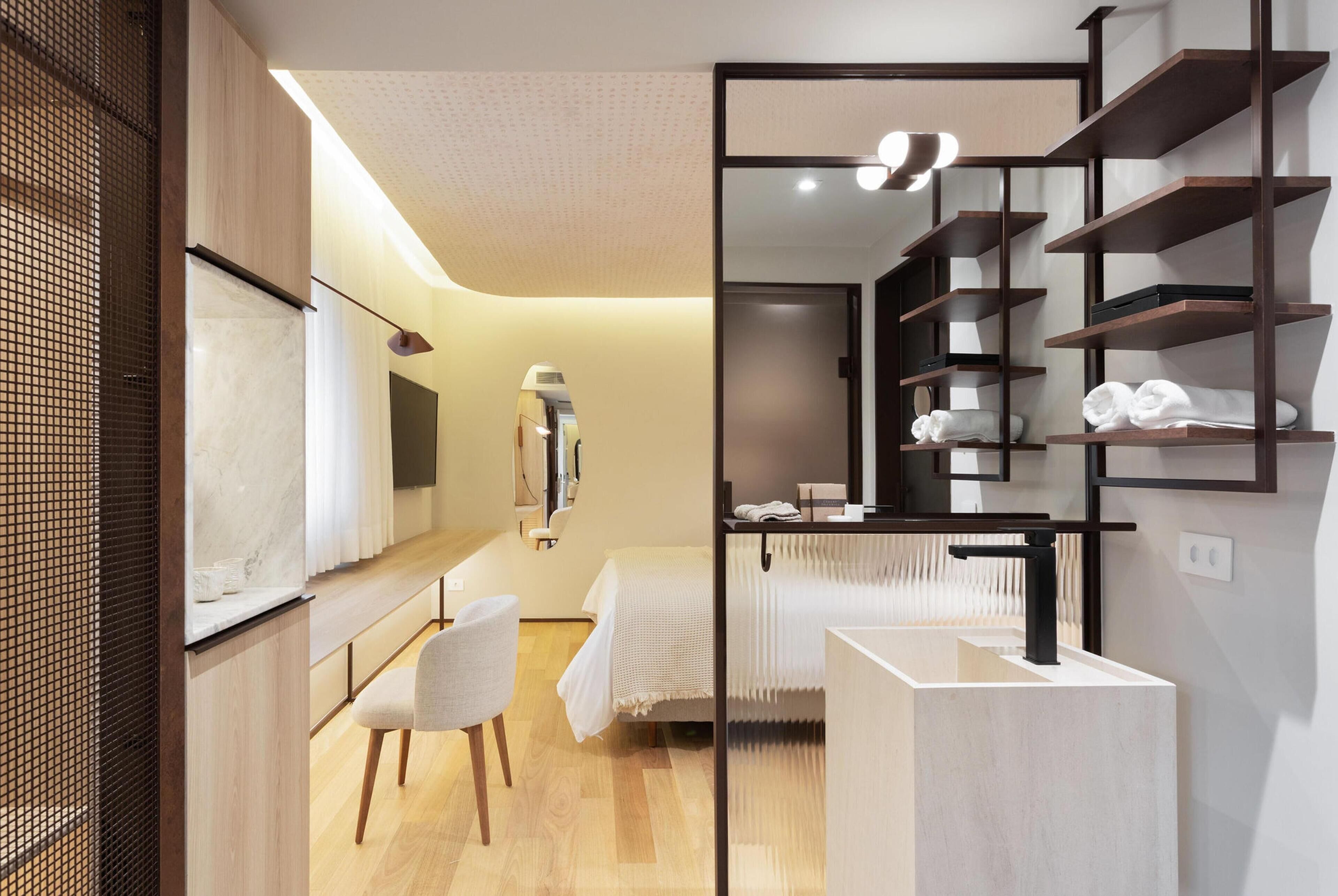 高級寝具、ミニバー、セーフティボックス (室内)、デスク