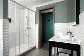 Sviitti, 1 suuri parisänky ja vuodesohva (Studio) | Kylpyhuone | Sadesuihkupää, hiustenkuivaaja, bidee, pyyhkeet