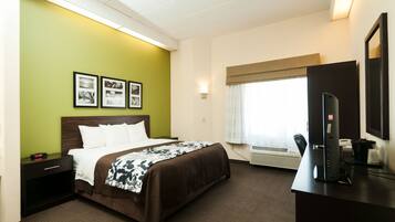 Een kluis op de kamer, een bureau, verduisterende gordijnen