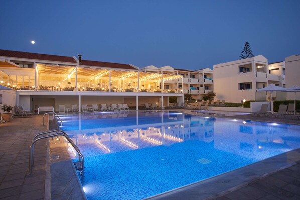 3 outdoor pools, pool umbrellas, sun loungers