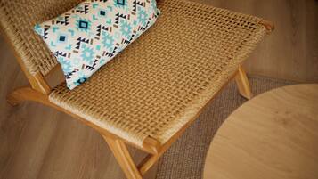 Una silla de mimbre con un cojín de estampado geométrico.