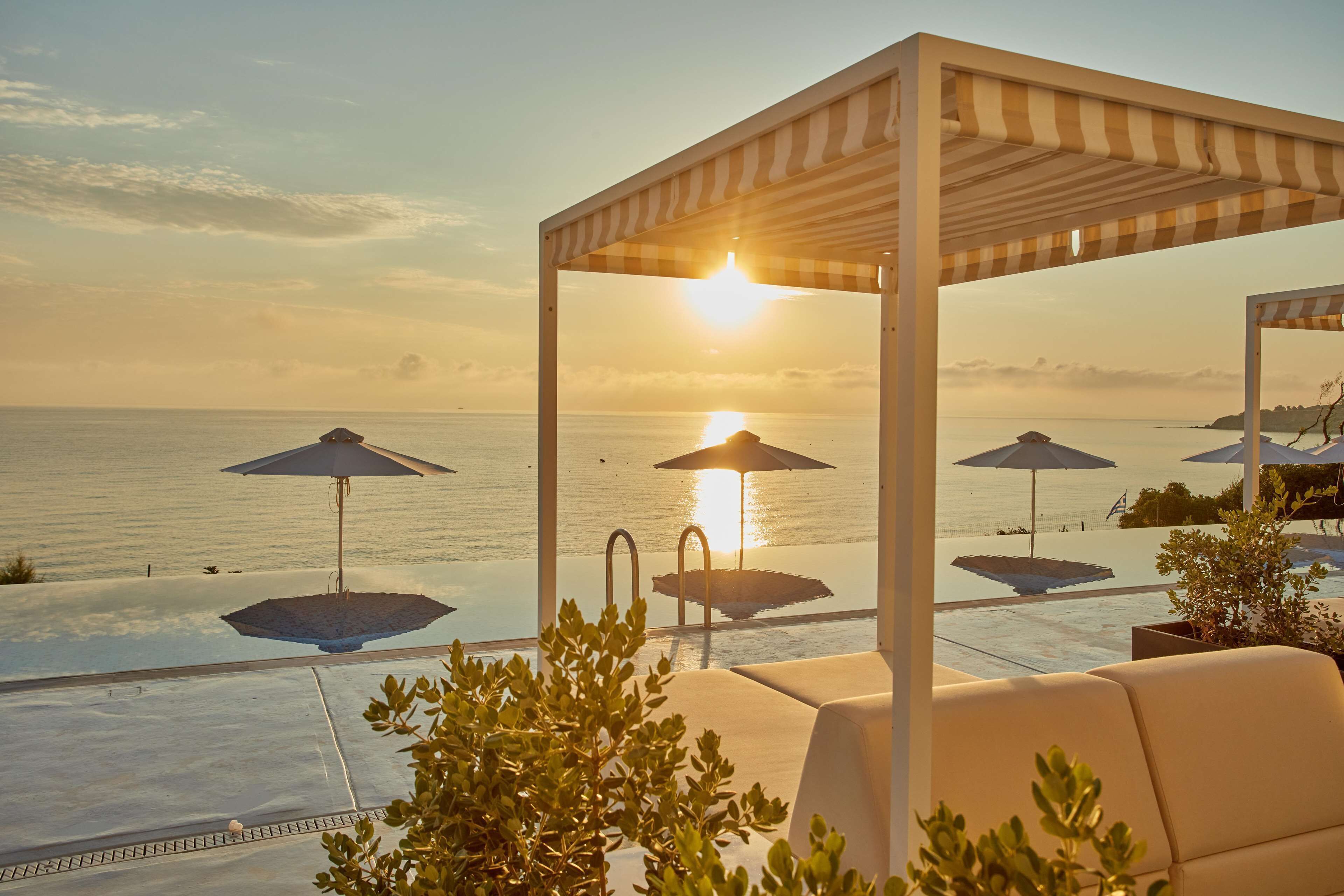 3 座室外游泳池，提供泳池遮陽傘和日光浴躺椅