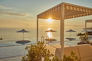 3 outdoor pools, pool umbrellas, pool loungers