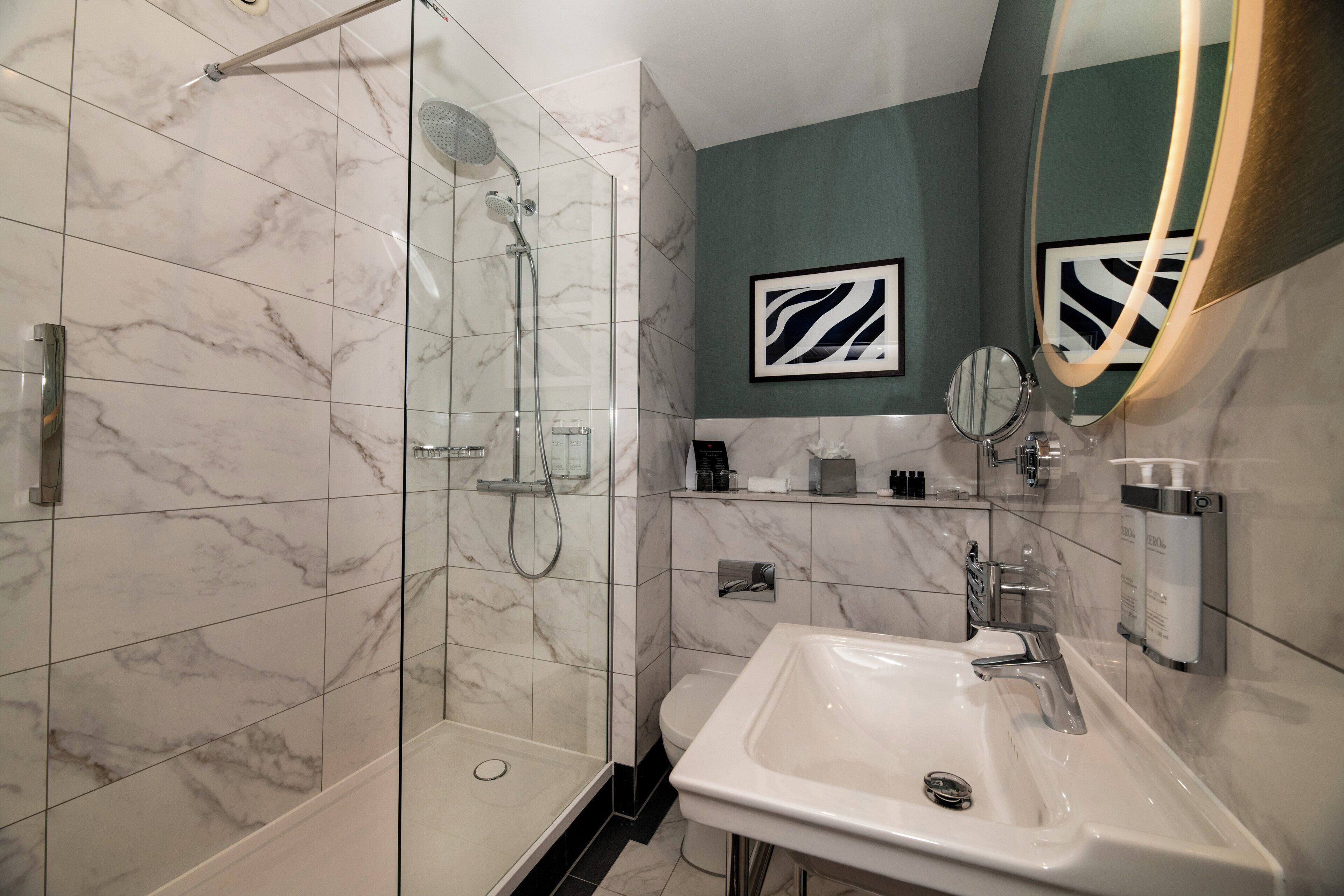 Executive King Room | Bathroom | Shower, free toiletries, hair dryer, towels