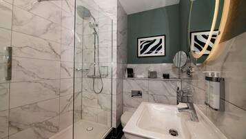 Executive King Room | Bathroom | Shower, free toiletries, hair dryer, towels