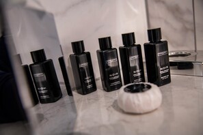 A bathroom with black toiletries and a white soap dish. - Leonardo Royal Hotel Birmingham  (Birmingham)