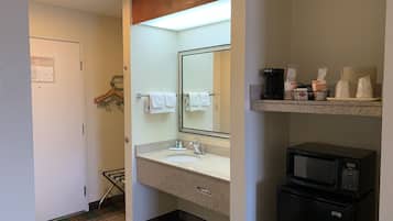 Combined shower/bathtub, free toiletries, hair dryer, towels