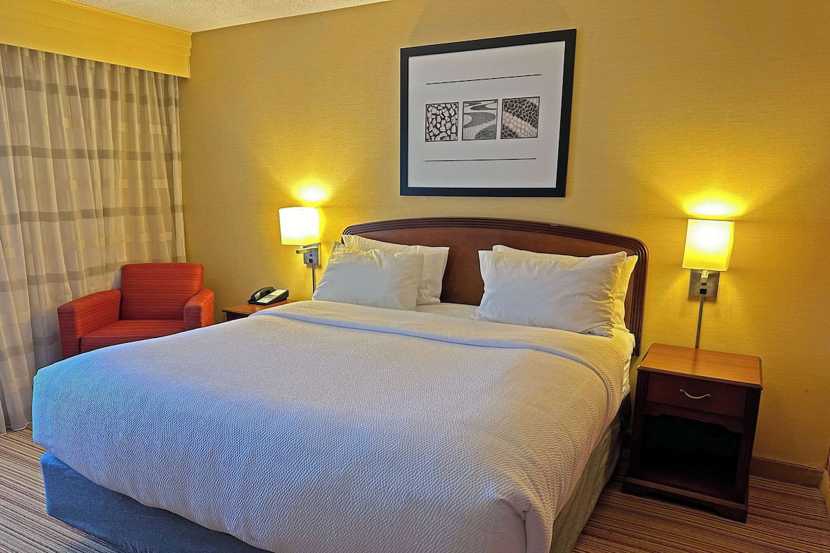 In-room safe, desk, laptop workspace, soundproofing