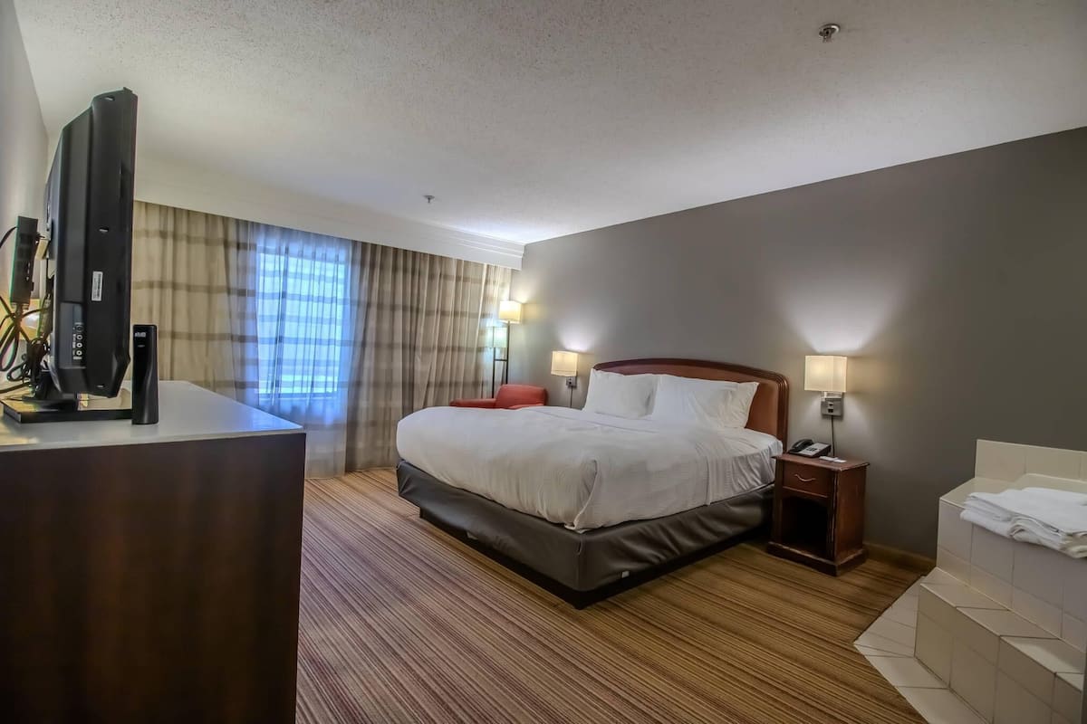 خزنة داخل الغرفة ومكتب ومساحة عمل للكمبيوتر المحمول وتجهيزات عازلة للصوت