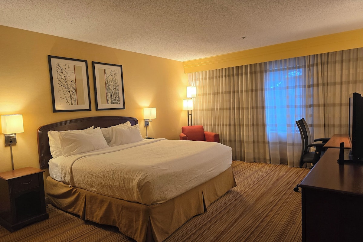 Suite, 1 King Bed, Accessible, Non Smoking | In-room safe, desk, laptop workspace, soundproofing