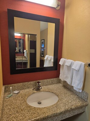 وحدات دش مع أحواض استحمام، مستلزمات مجانية للعناية الشخصية، مجففات شعر